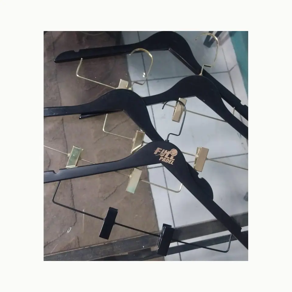Cabide tradicional preto com presilhas e gancho italiano